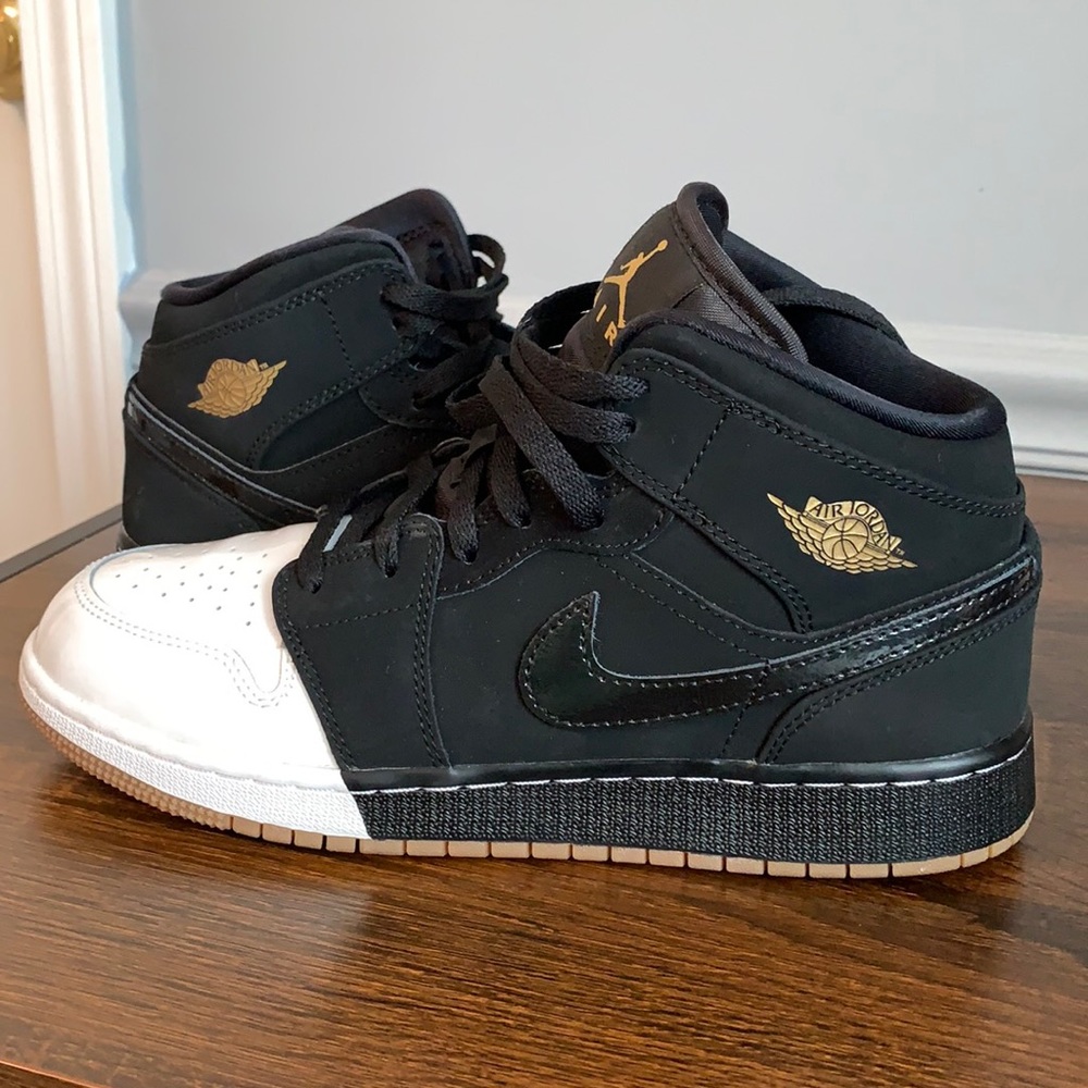 Jordan 1 Mid Dipped Toe - Black/White/Gold.